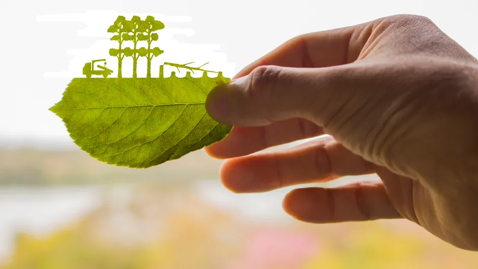 Aus einem Blatt geschnittene Silhouette von abgeholzten Bäumen und Lkw